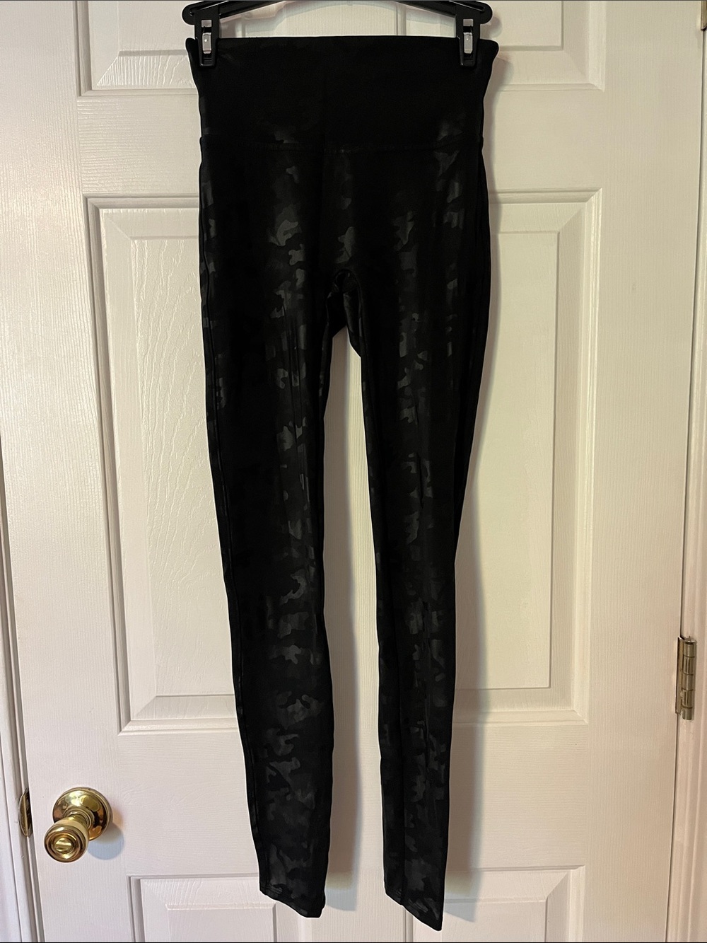 Spanx Faux Leather Camo Leggings in Matte Black Camo Size Small Yoga Running